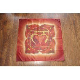 Gyökércsakra 2. 70x70 cm-es szatén terítő Gyökércsakra 2. 70x70 cm-es szatén terítő